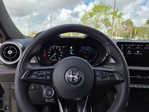 Used 2025 Alfa Romeo Tonale w/ Premium Package image 23