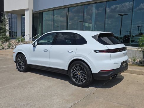 Used 2024 Porsche Cayenne AWD/4WD image 3