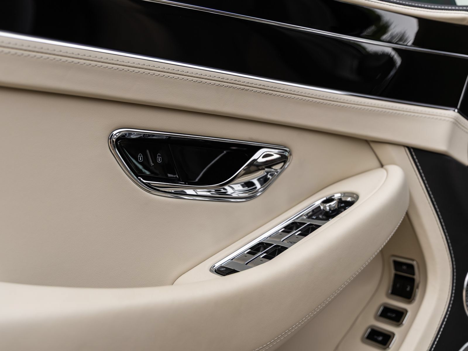 Used 2025 Bentley Continental GTC AWD/4WD image 24