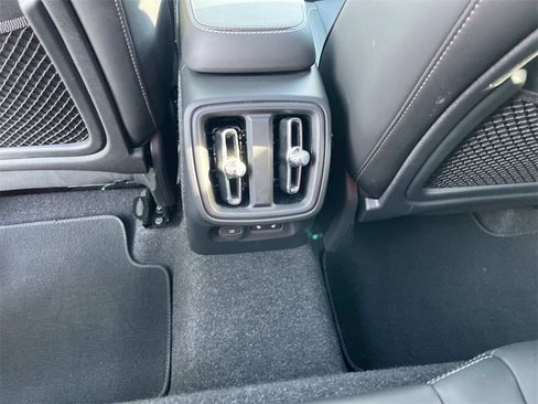 Used 2025 Volvo XC40 B5 Core w/ Climate Package image 17