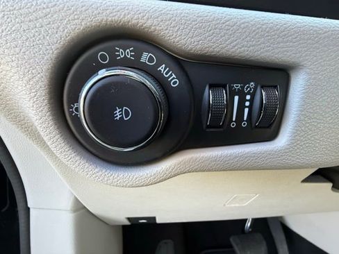 Certified 2024 Chrysler Pacifica Touring-L FWD image 29