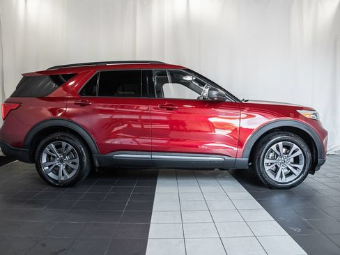 Used 2021 Ford Explorer XLT w/ Equipment Group 202A AWD/4WD image 3
