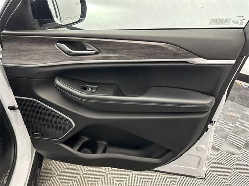 Used 2023 Jeep Grand Cherokee L Limited image 16