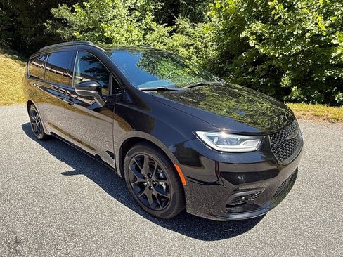 Used 2025 Chrysler Pacifica Limited FWD image 4