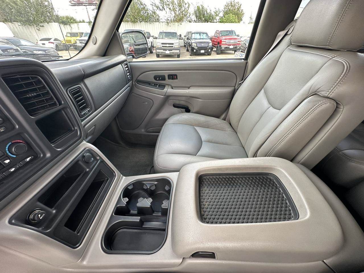 Used 2004 Chevrolet Tahoe LT w/ LT Preferred Equipment Group AWD/4WD image 93