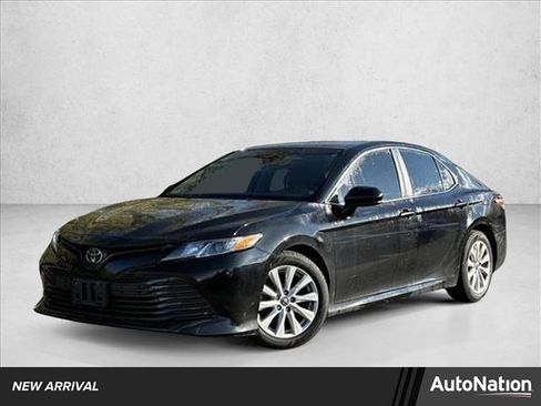 Used 2018 Toyota Camry LE image 1