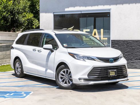 Used 2023 Toyota Sienna XLE FWD image 2