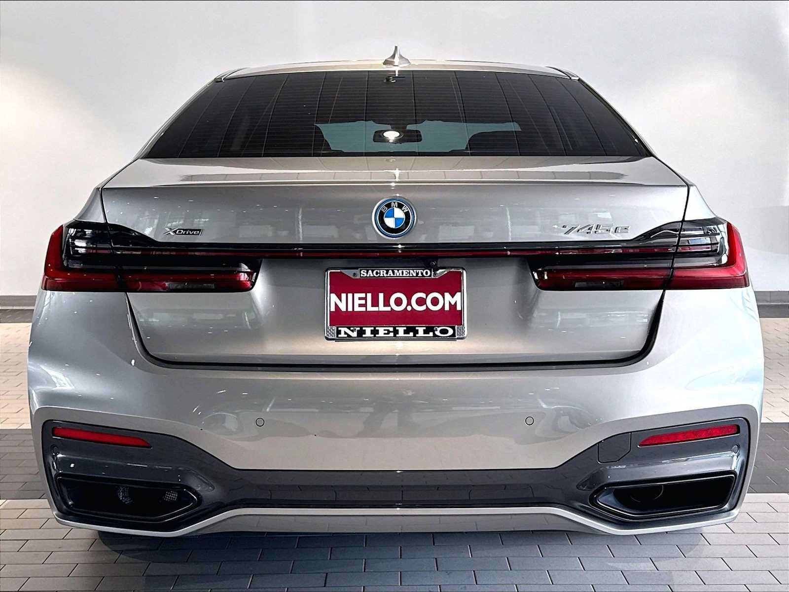 Used 2022 BMW 745e xDrive w/ M Sport Package AWD/4WD image 9