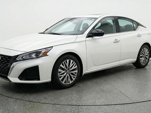 Used 2025 Nissan Altima 2.5 SV image 3