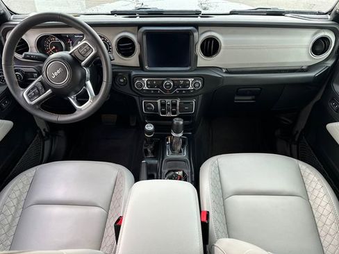 Used 2023 Jeep Gladiator Overland image 16
