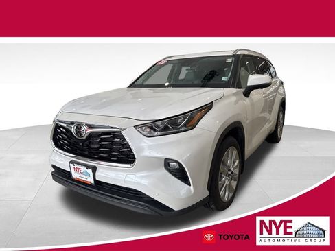 Used 2023 Toyota Highlander Limited image 1