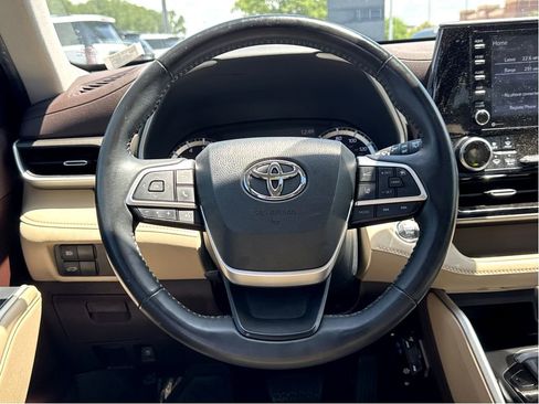 Used 2022 Toyota Highlander XLE AWD/4WD image 15