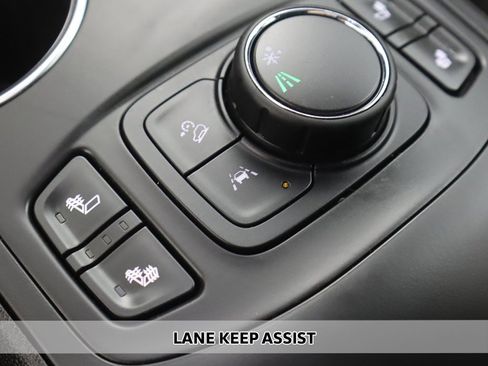 Used 2022 GMC Terrain SLE w/ Driver Convenience Package image 3