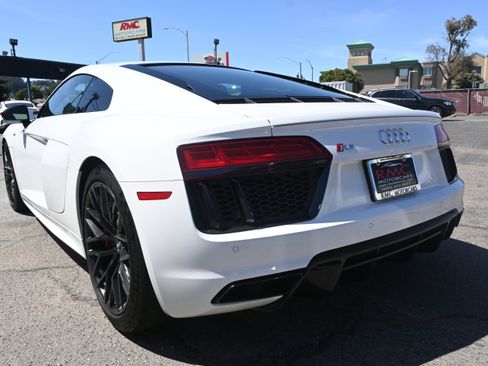 Used 2018 Audi R8 V10 w/ Premium Package RWD image 21