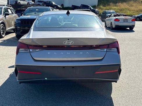Used 2025 Hyundai Elantra SE w/ Cargo Package FWD image 4