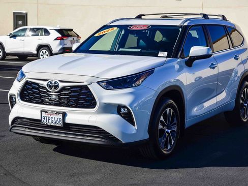 Certified 2025 Toyota Highlander XLE image 3