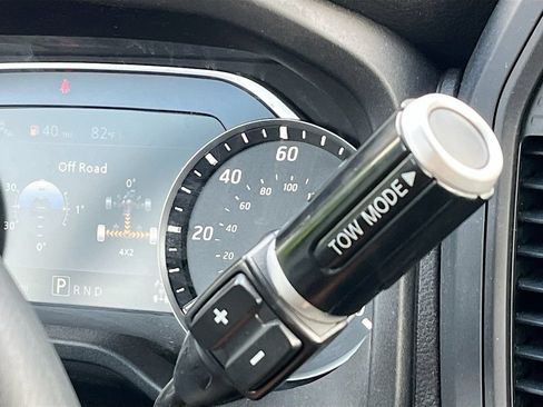 Used 2024 Nissan Titan SV AWD/4WD image 16