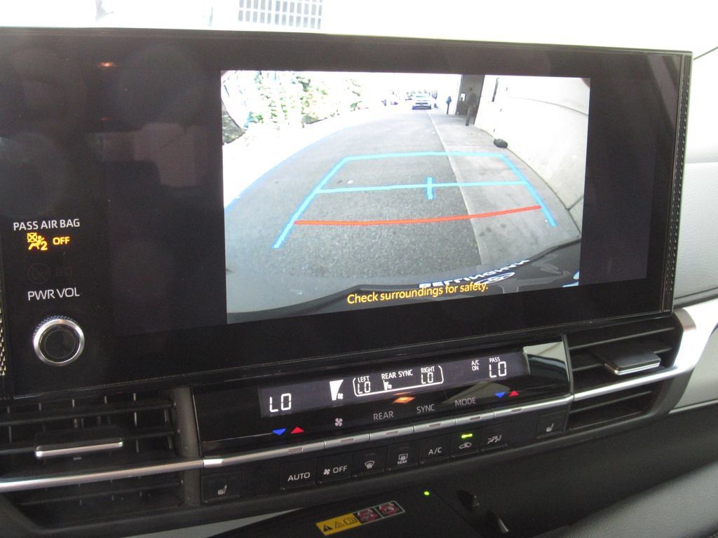 Certified 2025 Toyota Sienna XLE FWD image 38