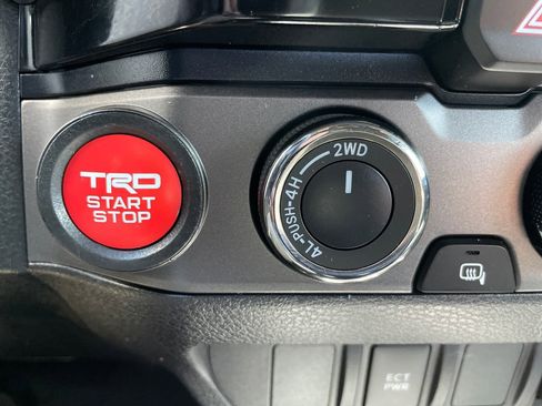 Certified 2018 Toyota Tacoma TRD Off-Road AWD/4WD image 20