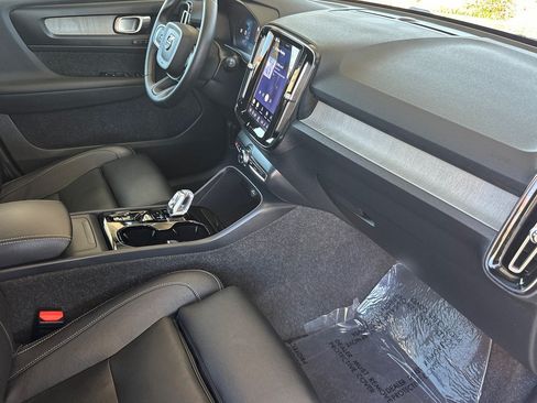 Certified 2025 Volvo XC40 B5 Plus AWD/4WD image 17