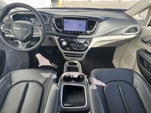 Used 2024 Chrysler Pacifica Touring-L image 13