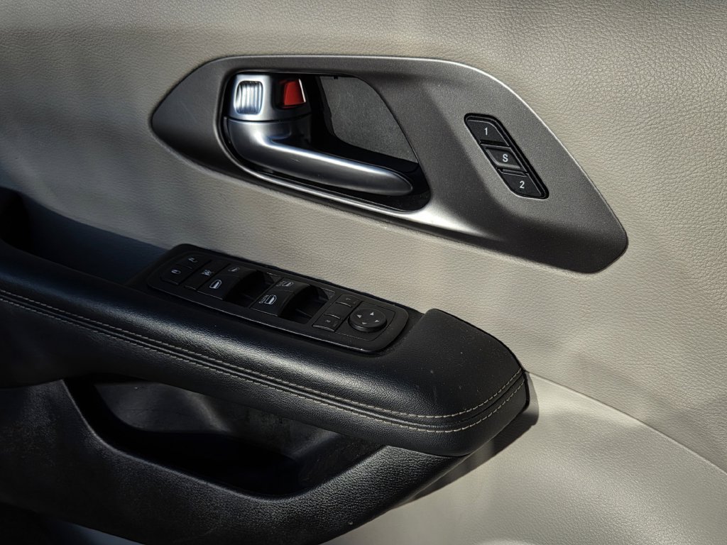 Used 2023 Chrysler Pacifica Touring-L FWD image 18