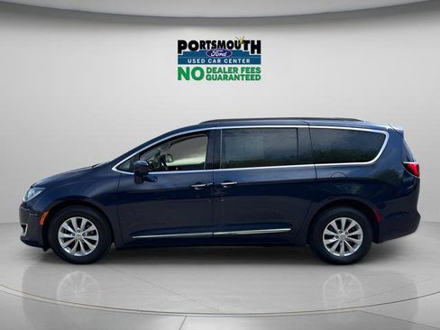 Used 2017 Chrysler Pacifica Touring-L FWD image 2