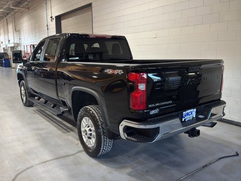 Used 2021 Chevrolet Silverado 2500 LT w/ Convenience Package image 3