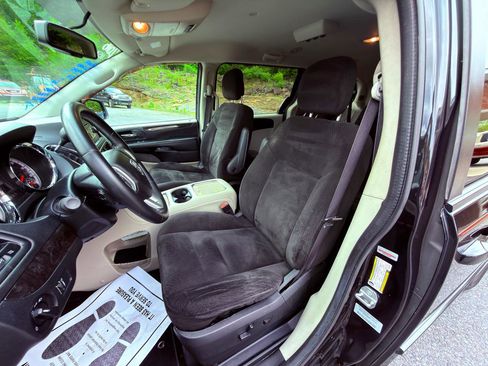 Used 2016 Dodge Grand Caravan SXT w/ UConnect Hands-Free Group FWD image 15