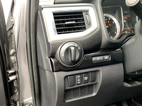 Used 2019 Nissan Titan SV w/ SV Convenience Package image 21