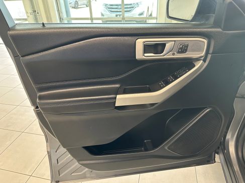 Used 2021 Ford Explorer Limited w/ Equipment Group 301A AWD/4WD image 12
