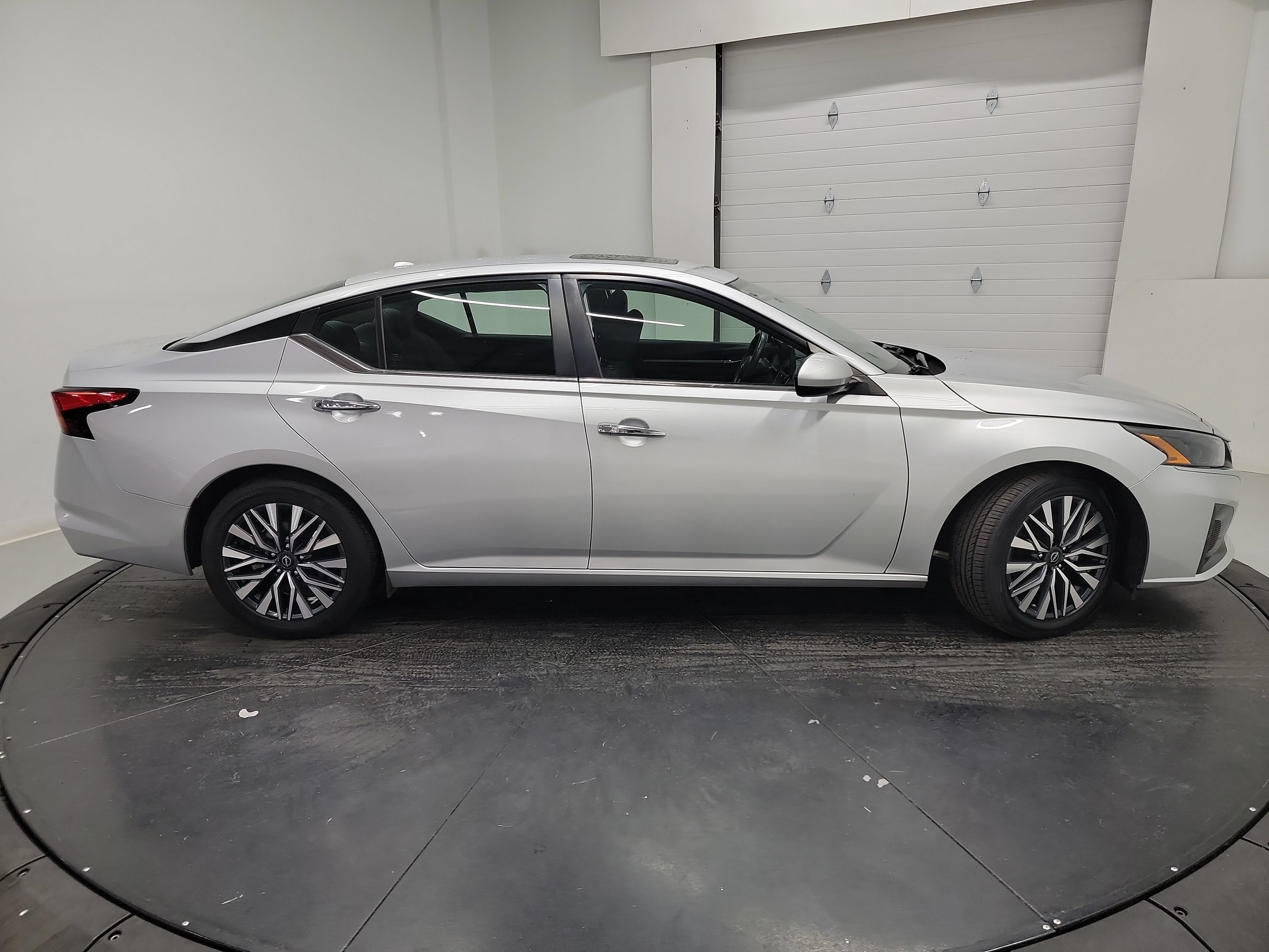 Used 2023 Nissan Altima 2.5 SV w/ SV Premium Package FWD image 11