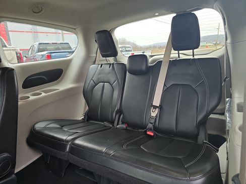 Used 2024 Chrysler Pacifica Touring-L image 15