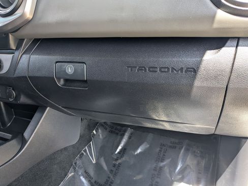 Used 2020 Toyota Tacoma SR5 AWD/4WD image 30