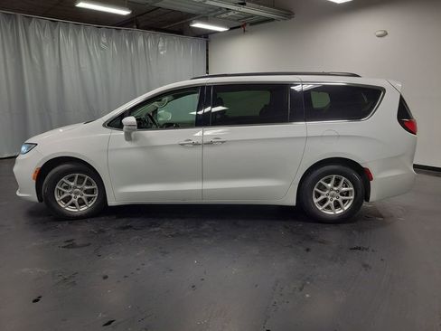Used 2022 Chrysler Pacifica Touring-L image 5