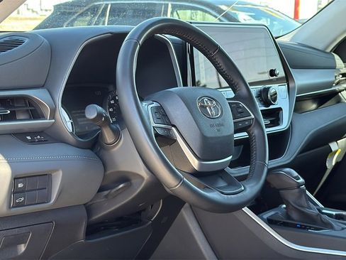 Used 2024 Toyota Highlander XLE image 11