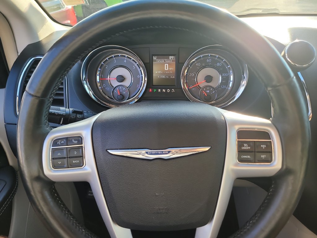 Used 2016 Chrysler Town & Country Touring-L FWD image 30