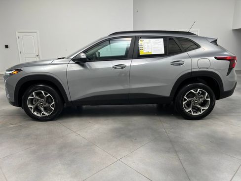 Used 2025 Chevrolet Trax LT w/ LT Convenience Package FWD image 4