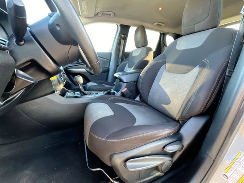 Used 2019 Jeep Cherokee Latitude w/ Popular Appearance Group image 16