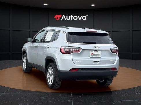 Used 2025 Jeep Compass Latitude AWD/4WD image 3