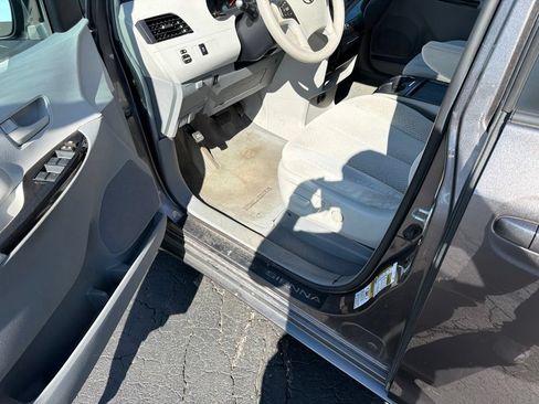 Used 2011 Toyota Sienna LE FWD image 10