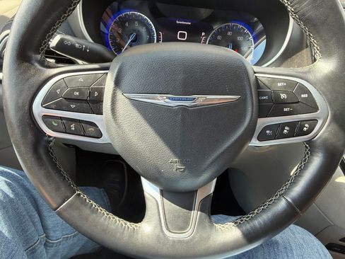 Used 2021 Chrysler Pacifica Touring-L w/ Uconnect Theater Family Group AWD/4WD image 12