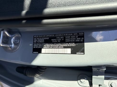 Used 2025 Volvo XC40 B5 Core image 37