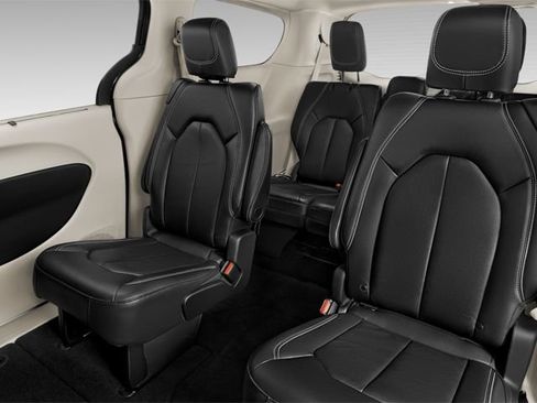 Used 2025 Chrysler Pacifica Limited FWD image 11