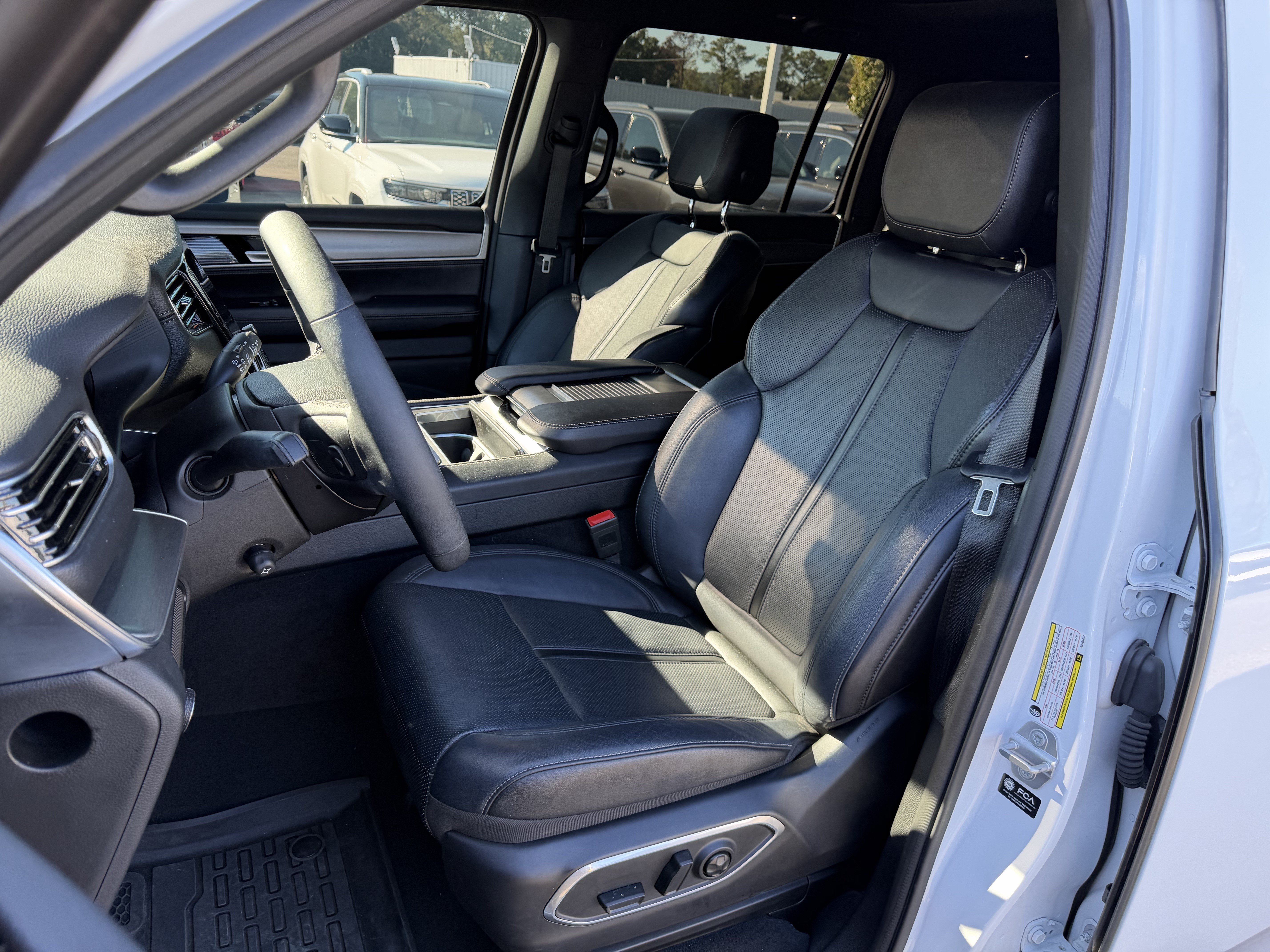 Used 2024 Jeep Wagoneer Series II AWD/4WD image 12