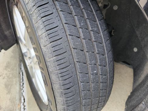 Used 2025 Chrysler Pacifica Select image 27