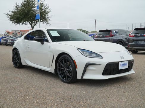 Used 2023 Toyota GR86 Premium image 3