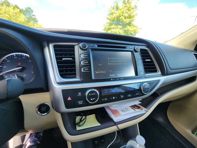 Used 2017 Toyota Highlander XLE w/ Carpet Mat Package FWD image 33