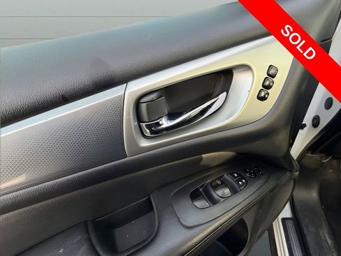 Used 2019 Nissan Pathfinder SL image 11