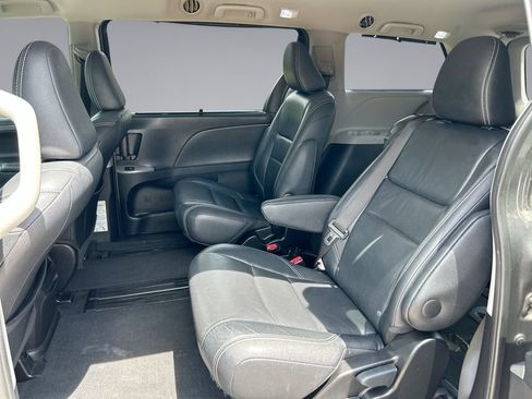 Used 2016 Toyota Sienna SE FWD image 29